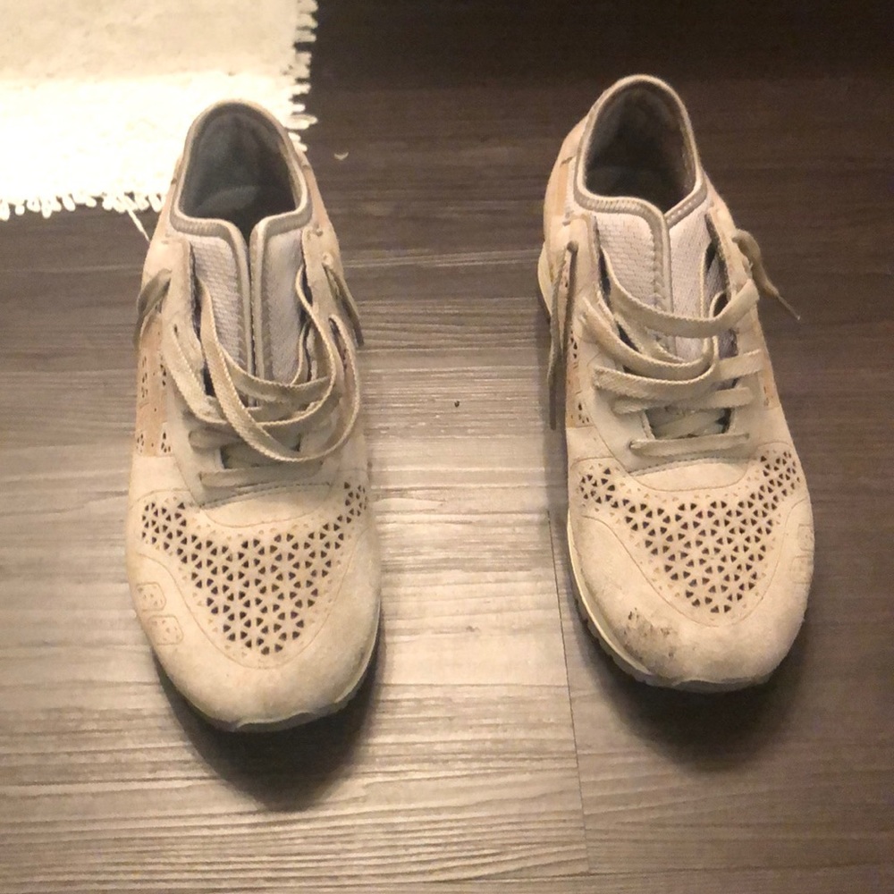 ASICS - Picture 2 of 3